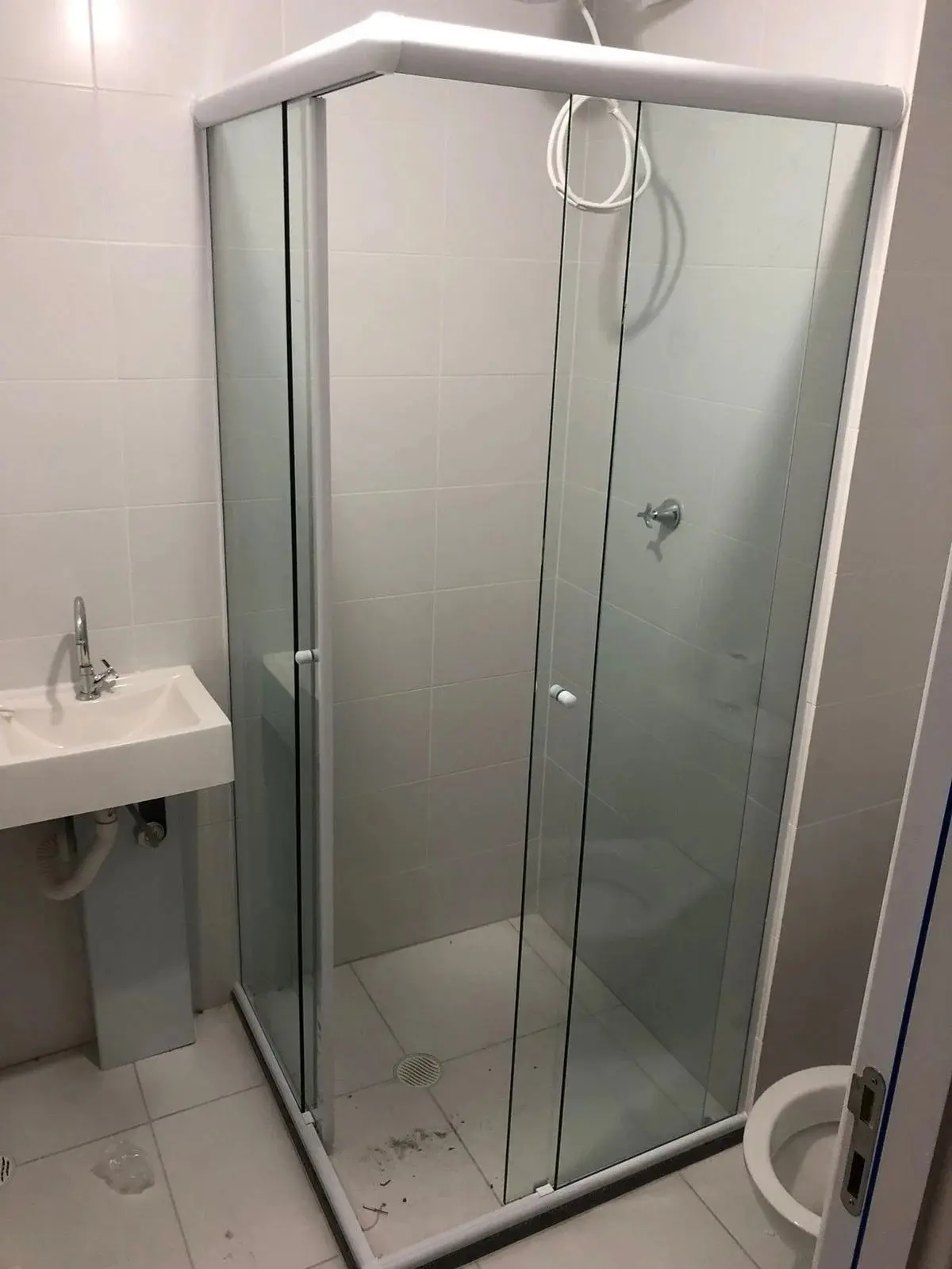 Box de banheiro envidraçada pela Clear System em Mooca, São Paulo