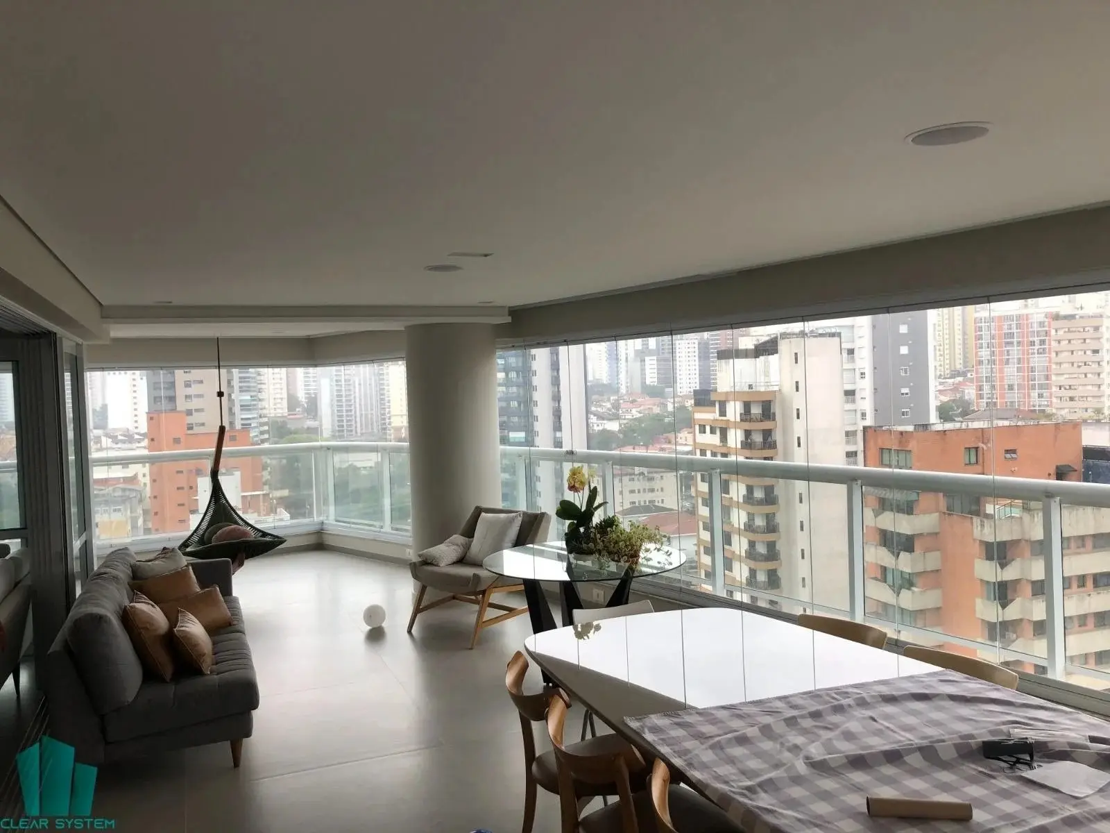 Sacada envidraçada pela Clear System em Aclimação, São Paulo
