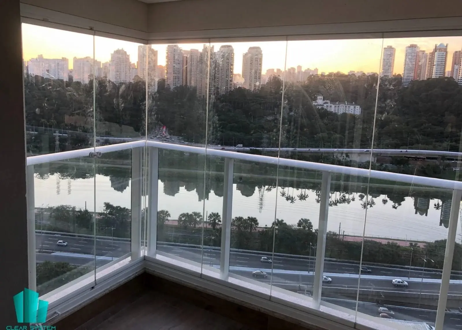 Sacada envidraçada pela Clear System em Butantã, São Paulo