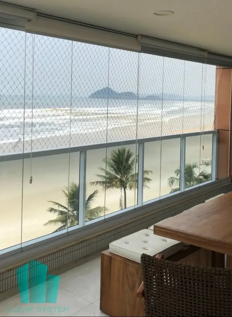 Sacada envidraçada pela Clear System em Riviera de São Lourenço, São Paulo